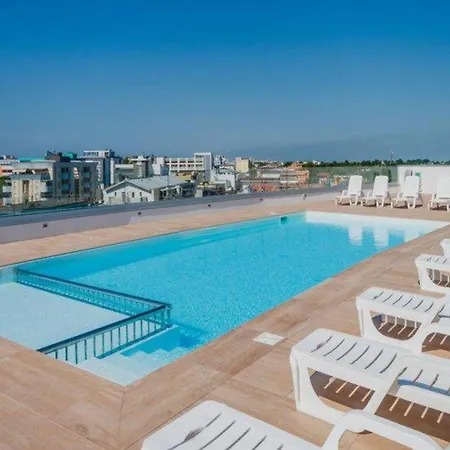 Flat With Panoramic Rooftop Pool * Μπιμπιόνε